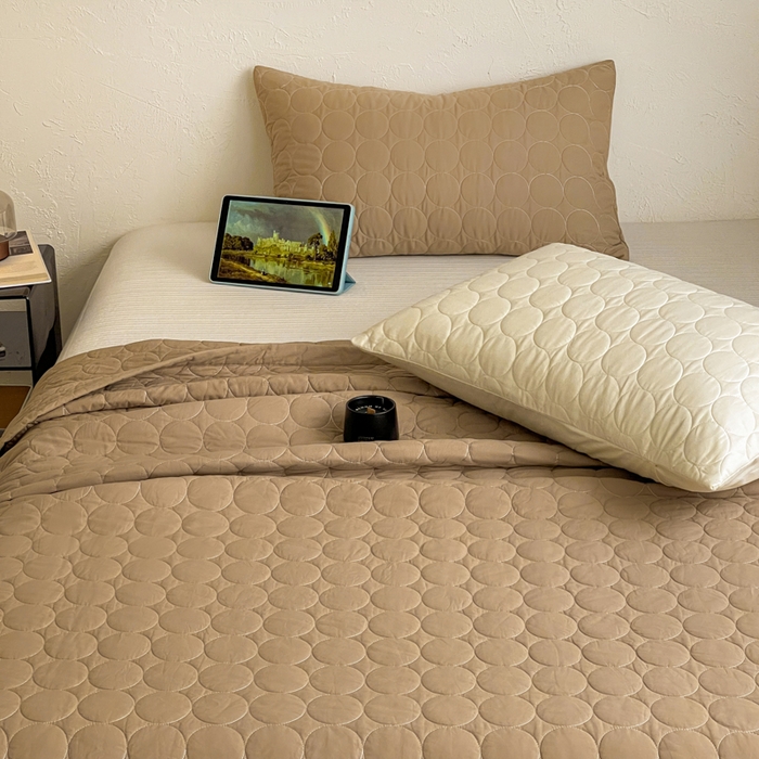 91家纺网 家纺一手货源 找家纺 橙子家居   2026年新款韩系云朵泡芙纯色水洗棉花床盖三件套 云朵泡芙-焦糖色