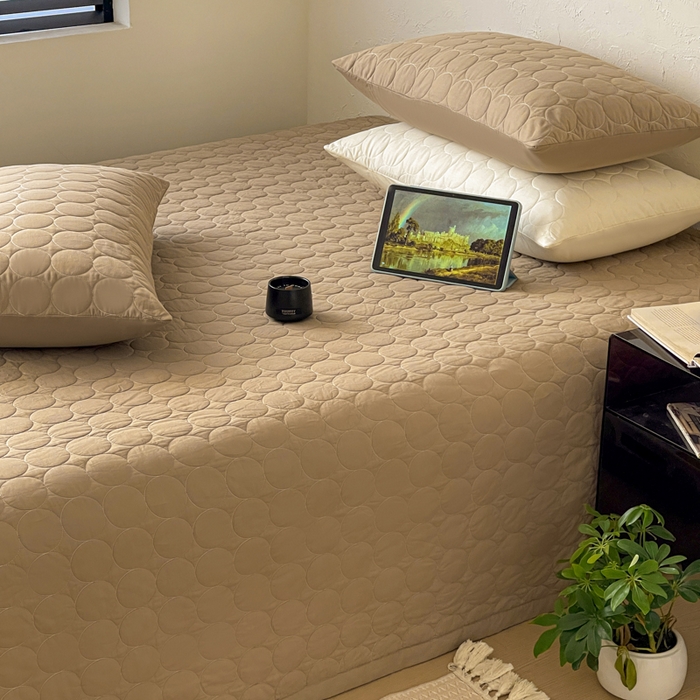 91家纺网 家纺一手货源 找家纺 橙子家居   2026年新款韩系云朵泡芙纯色水洗棉花床盖三件套 云朵泡芙-焦糖色