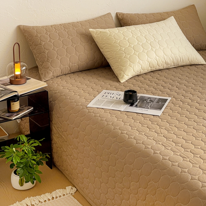 91家纺网 家纺一手货源 找家纺 橙子家居   2026年新款韩系云朵泡芙纯色水洗棉花床盖三件套 云朵泡芙-焦糖色