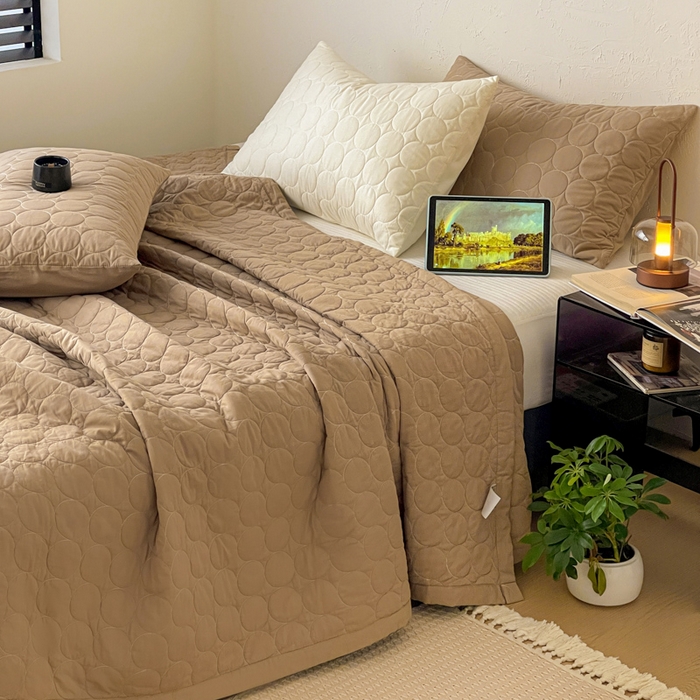 91家纺网 家纺一手货源 找家纺 橙子家居   2026年新款韩系云朵泡芙纯色水洗棉花床盖三件套 云朵泡芙-焦糖色