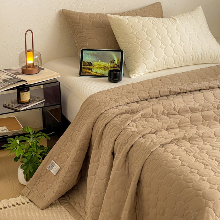 91家纺网 家纺一手货源 找家纺 橙子家居   2026年新款韩系云朵泡芙纯色水洗棉花床盖三件套 云朵泡芙-焦糖色