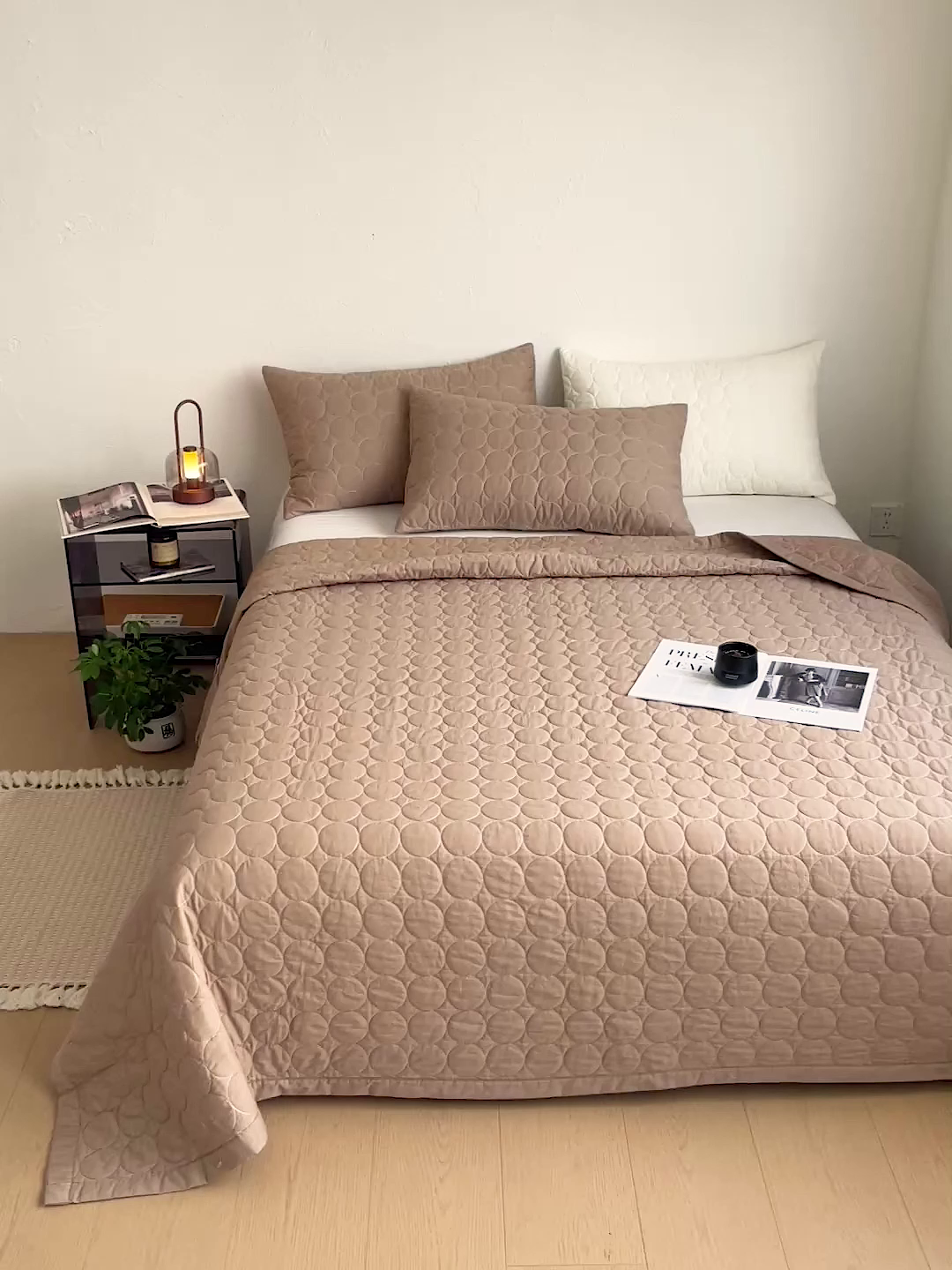 91家纺网 家纺一手货源 找家纺 橙子家居   2026年新款韩系云朵泡芙纯色水洗棉花床盖三件套 云朵泡芙-焦糖色