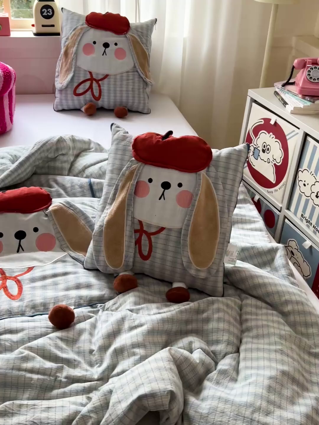 91家纺网 家纺一手货源 找家纺 古本家居 2026新款全棉胭脂兔抱枕被系列 全棉立体胭脂兔蓝格