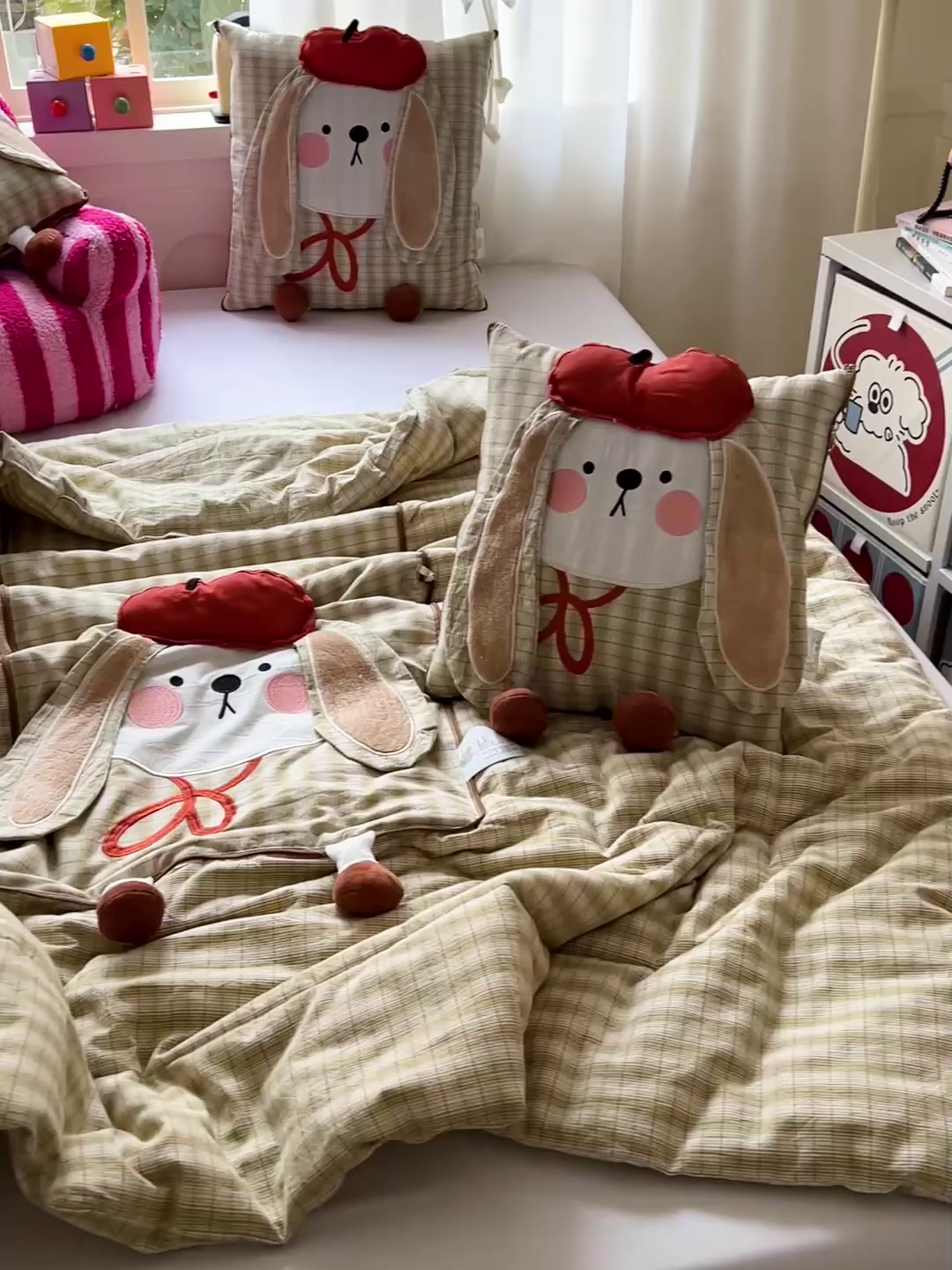 91家纺网 家纺一手货源 找家纺 古本家居 2026新款全棉胭脂兔抱枕被系列 全棉立体胭脂兔绿格