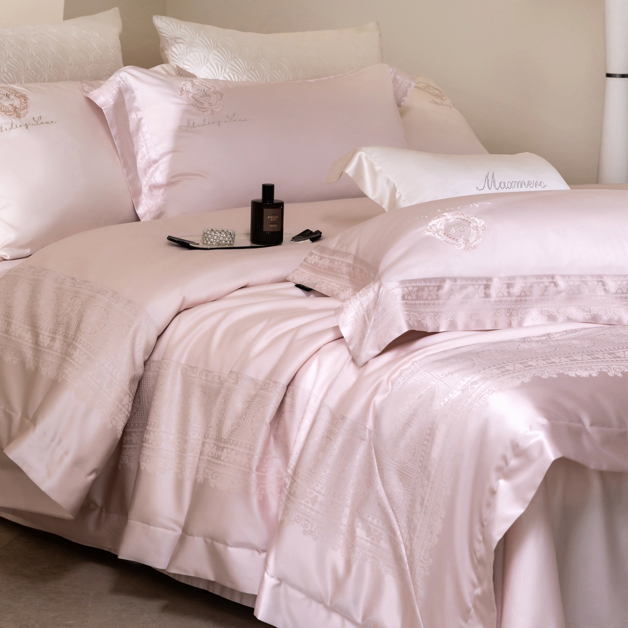 91家纺网 家纺一手货源 找家纺 馨蕊家居 2026新款100S全棉纯棉高定高精密刺绣四件套-赫本【淘宝 / 劵后控价：不低于 418/438】 高精密赫本-蔷薇粉