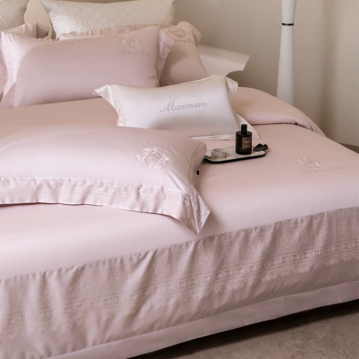 91家纺网 家纺一手货源 找家纺 馨蕊家居 2026新款100S全棉纯棉高定高精密刺绣四件套-赫本【淘宝 / 劵后控价：不低于 418/438】 高精密赫本-蔷薇粉