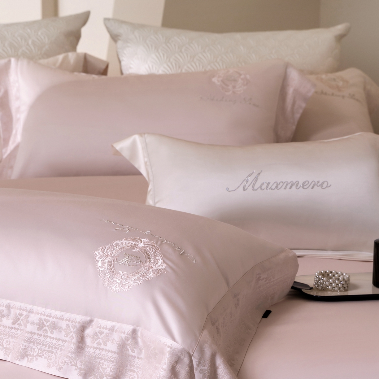 91家纺网 家纺一手货源 找家纺 馨蕊家居 2026新款100S全棉纯棉高定高精密刺绣四件套-赫本【淘宝 / 劵后控价：不低于 418/438】 高精密赫本-蔷薇粉