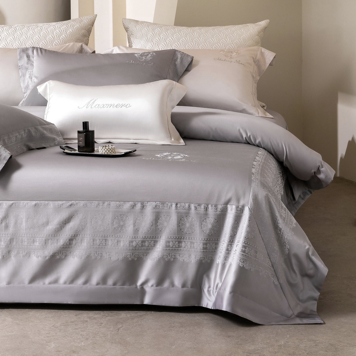 91家纺网 家纺一手货源 找家纺 馨蕊家居 2026新款100S全棉纯棉高定高精密刺绣四件套-赫本【淘宝 / 劵后控价：不低于 418/438】 高精密赫本-高级灰