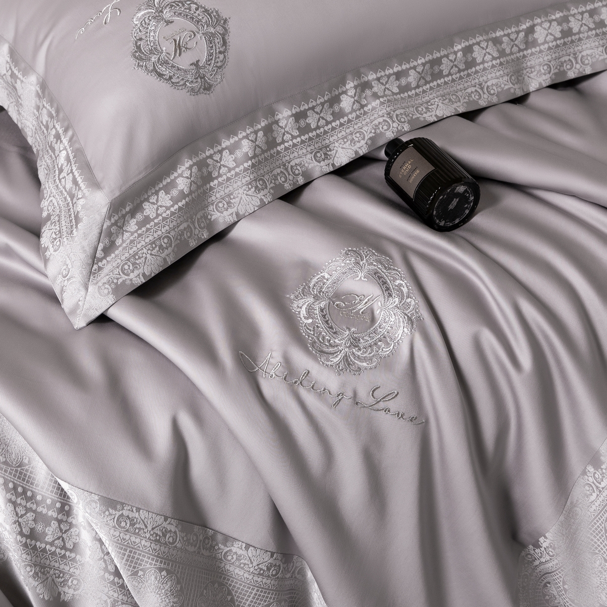 91家纺网 家纺一手货源 找家纺 馨蕊家居 2026新款100S全棉纯棉高定高精密刺绣四件套-赫本【淘宝 / 劵后控价：不低于 418/438】 高精密赫本-高级灰