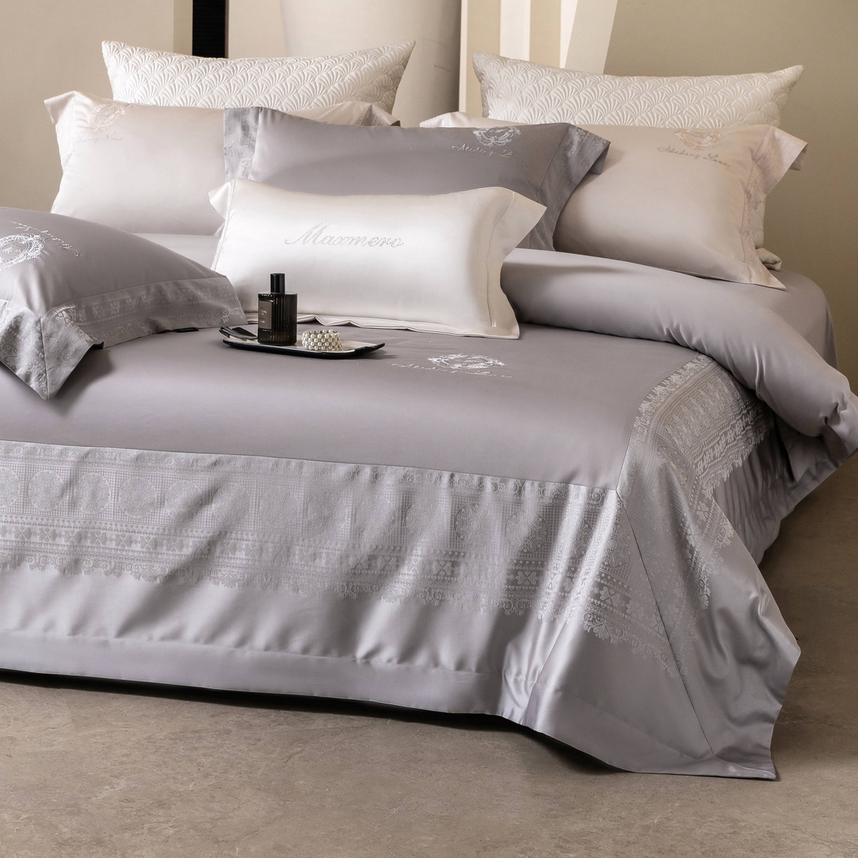 91家纺网 家纺一手货源 找家纺 馨蕊家居 2026新款100S全棉纯棉高定高精密刺绣四件套-赫本【淘宝 / 劵后控价：不低于 418/438】 高精密赫本-高级灰