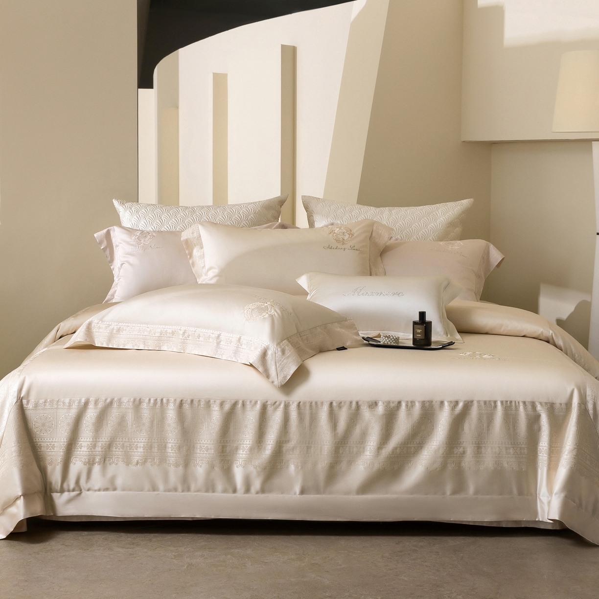 91家纺网 家纺一手货源 找家纺 馨蕊家居 2026新款100S全棉纯棉高定高精密刺绣四件套-赫本【淘宝 / 劵后控价：不低于 418/438】 高精密赫本-奶咖