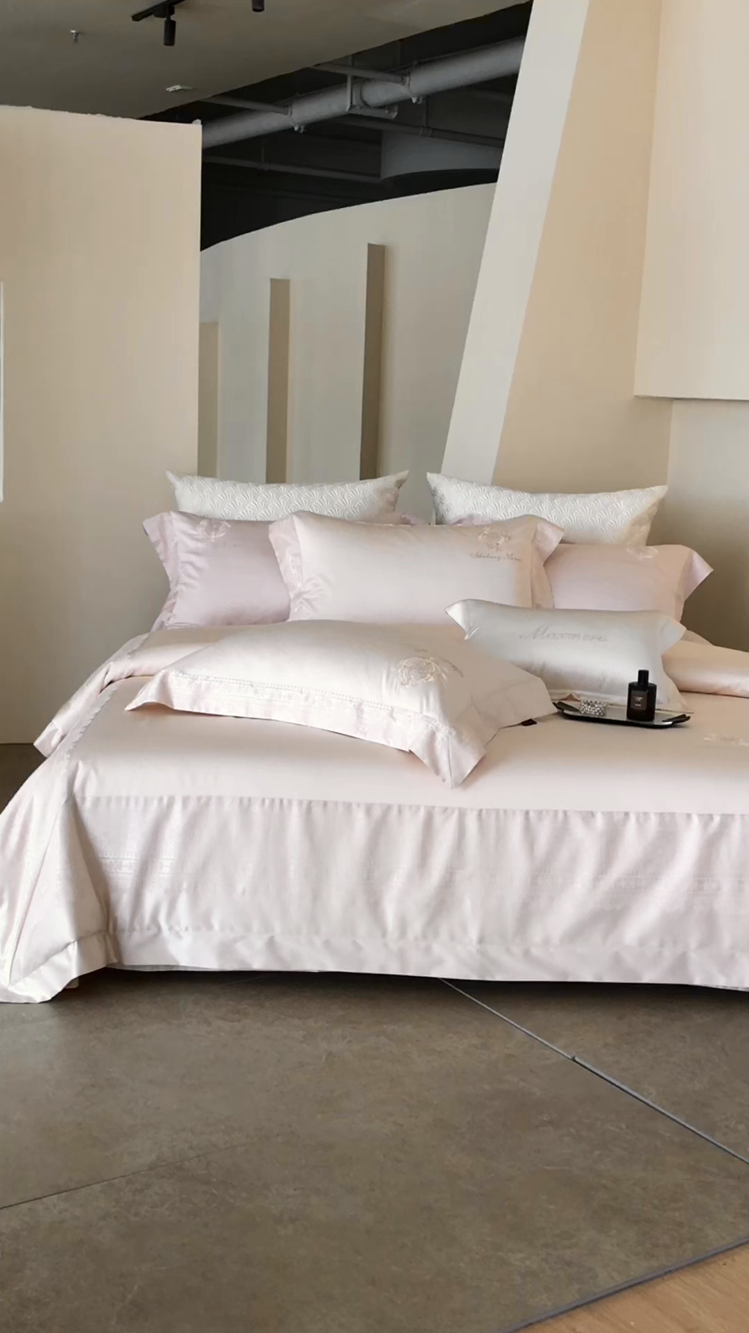 91家纺网 家纺一手货源 找家纺 馨蕊家居 2026新款100S全棉纯棉高定高精密刺绣四件套-赫本【淘宝 / 劵后控价：不低于 418/438】 高精密赫本-奶咖