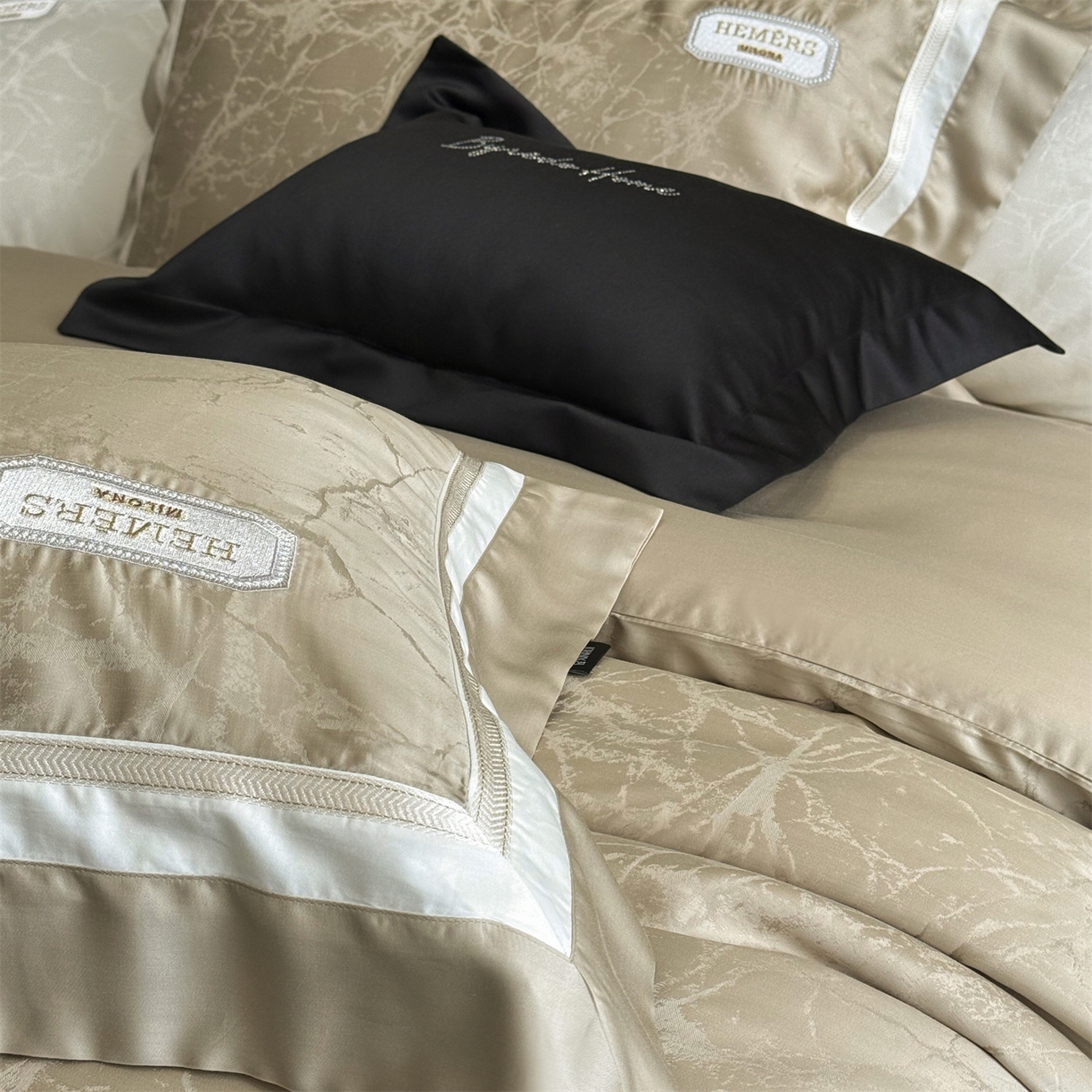 91家纺网 家纺一手货源 找家纺 馨蕊家居 2026新款100s高定高精密刺绣全棉四件套-云瑾【淘宝 / 劵后控价：不低于 338/358】 云瑾-灰湖绿