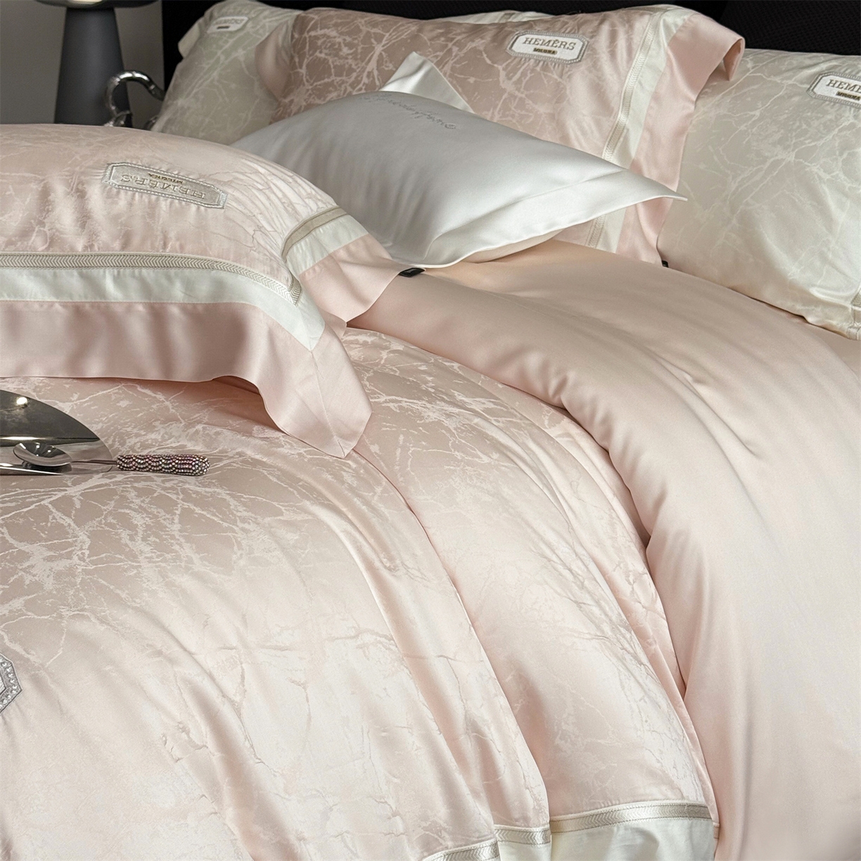 91家纺网 家纺一手货源 找家纺 馨蕊家居 2026新款100s高定高精密刺绣全棉四件套-云瑾【淘宝 / 劵后控价：不低于 338/358】 云瑾-蔷薇粉