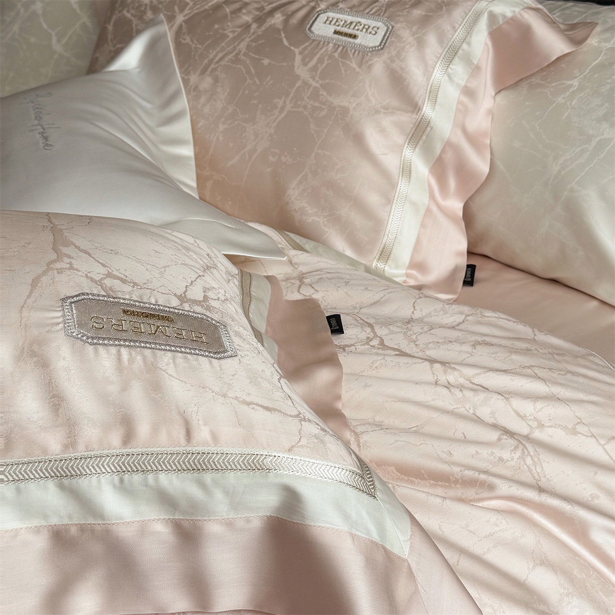 91家纺网 家纺一手货源 找家纺 馨蕊家居 2026新款100s高定高精密刺绣全棉四件套-云瑾【淘宝 / 劵后控价：不低于 338/358】 云瑾-蔷薇粉