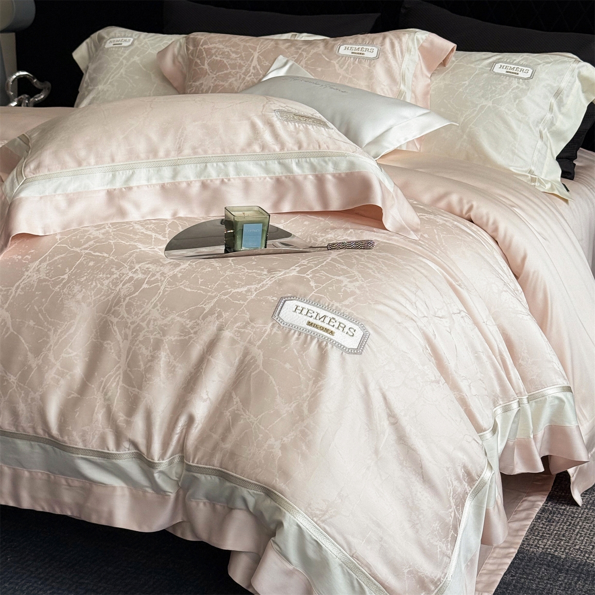 91家纺网 家纺一手货源 找家纺 馨蕊家居 2026新款100s高定高精密刺绣全棉四件套-云瑾【淘宝 / 劵后控价：不低于 338/358】 云瑾-蔷薇粉