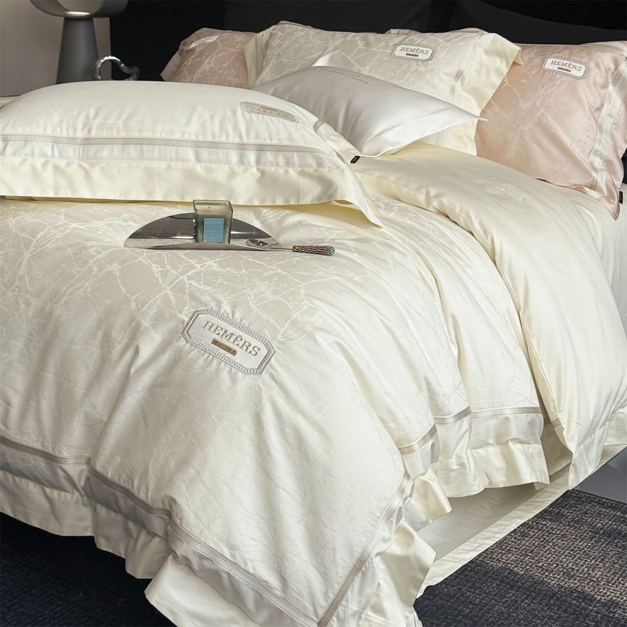 91家纺网 家纺一手货源 找家纺 馨蕊家居 2026新款100s高定高精密刺绣全棉四件套-云瑾【淘宝 / 劵后控价：不低于 338/358】 云瑾-元气白桃