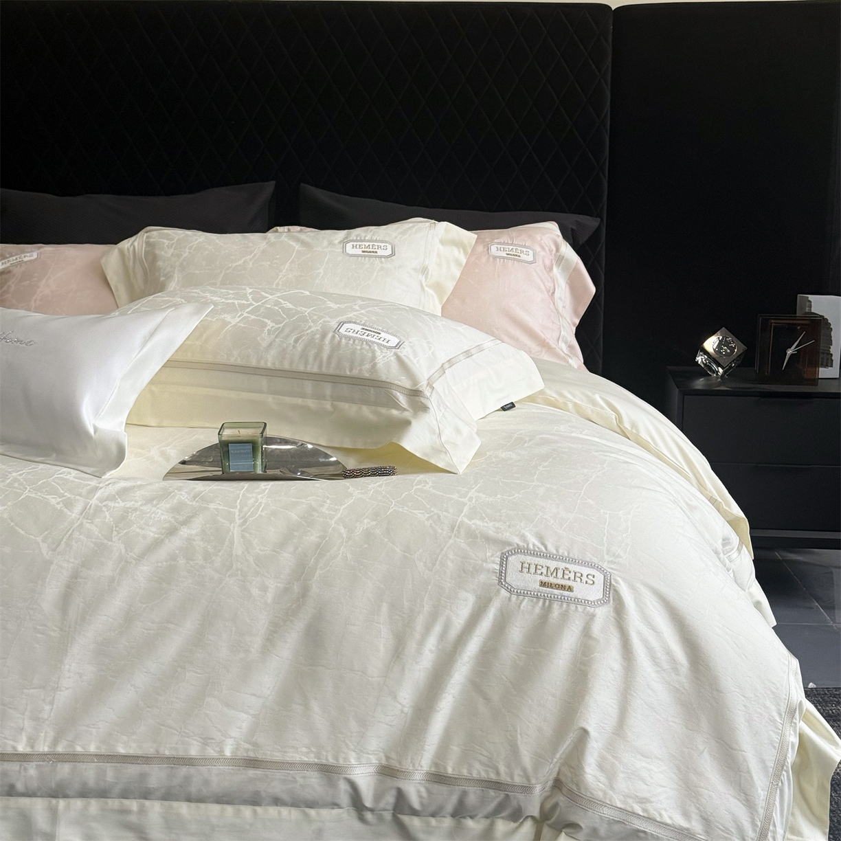 91家纺网 家纺一手货源 找家纺 馨蕊家居 2026新款100s高定高精密刺绣全棉四件套-云瑾【淘宝 / 劵后控价：不低于 338/358】 云瑾-元气白桃