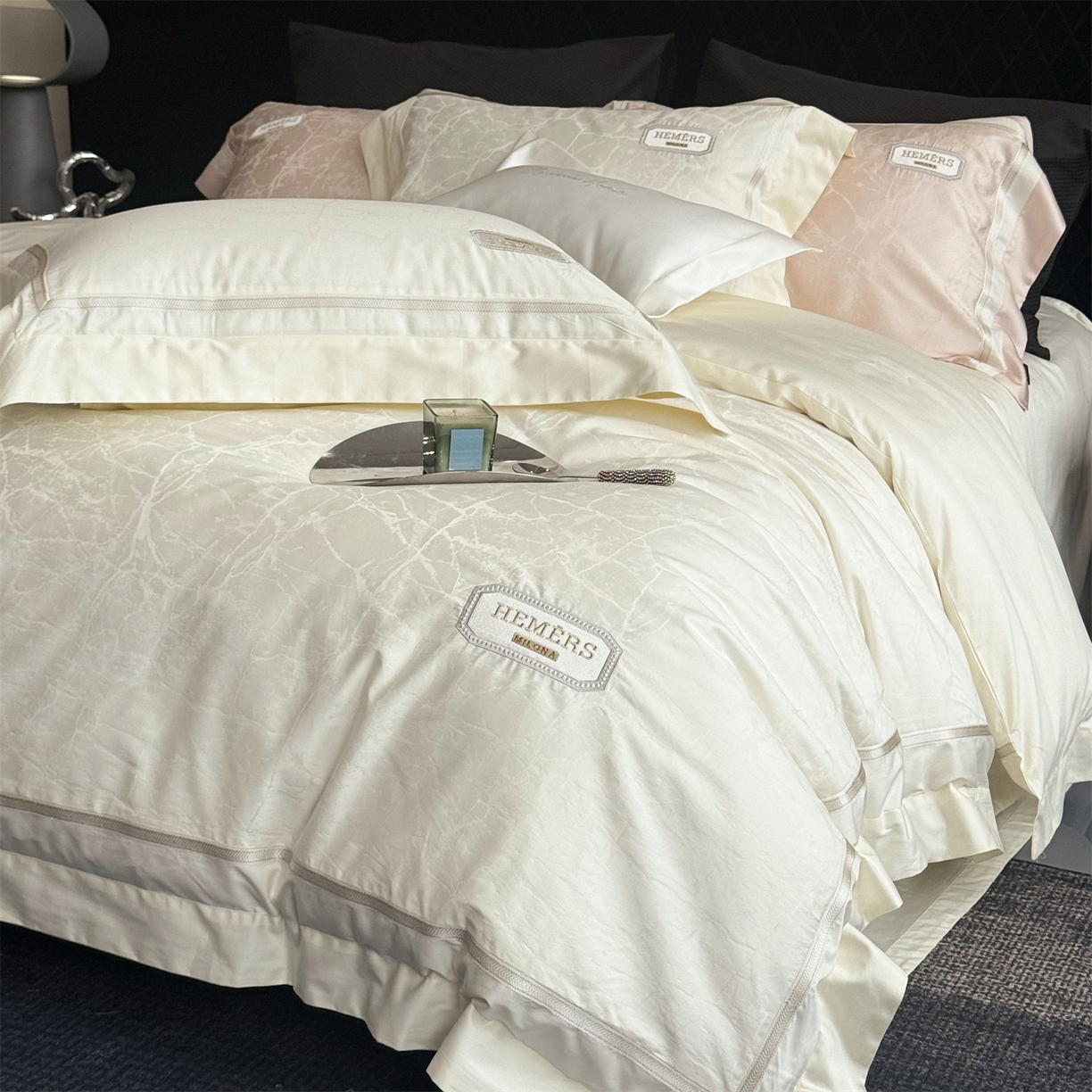 91家纺网 家纺一手货源 找家纺 馨蕊家居 2026新款100s高定高精密刺绣全棉四件套-云瑾【淘宝 / 劵后控价：不低于 338/358】 云瑾-元气白桃