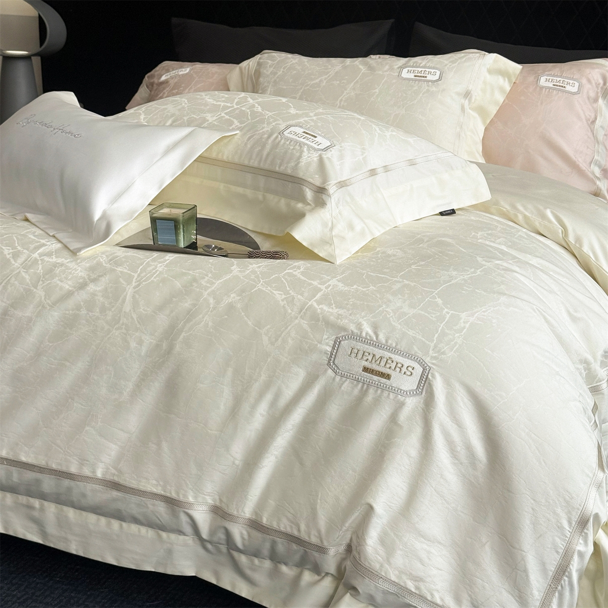 91家纺网 家纺一手货源 找家纺 馨蕊家居 2026新款100s高定高精密刺绣全棉四件套-云瑾【淘宝 / 劵后控价：不低于 338/358】 云瑾-元气白桃