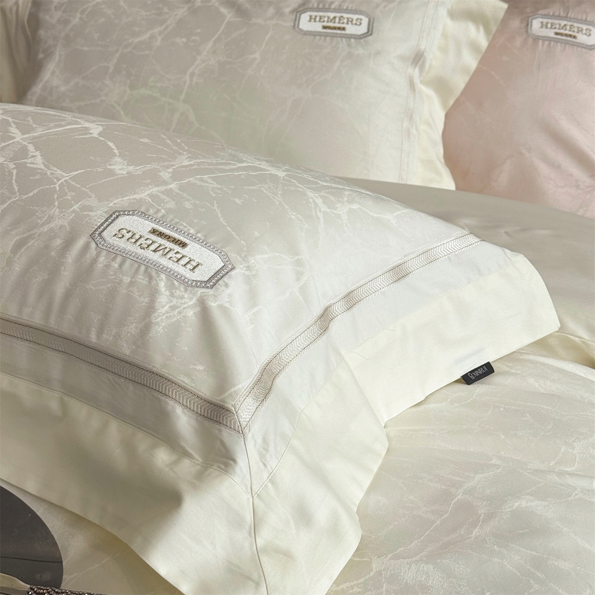 91家纺网 家纺一手货源 找家纺 馨蕊家居 2026新款100s高定高精密刺绣全棉四件套-云瑾【淘宝 / 劵后控价：不低于 338/358】 云瑾-元气白桃