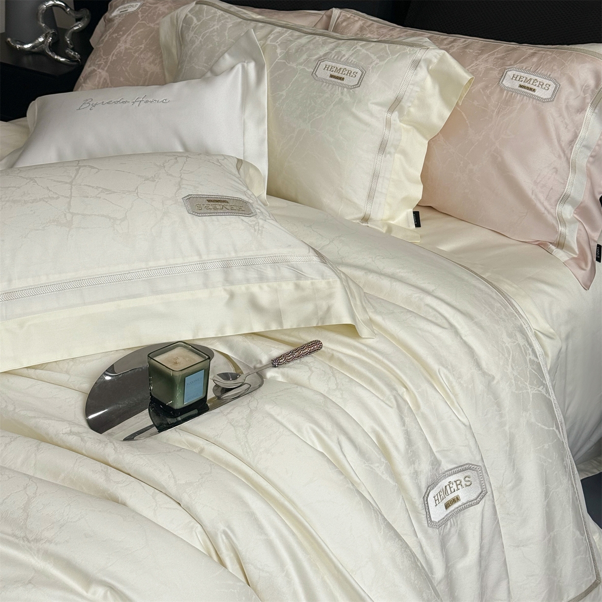 91家纺网 家纺一手货源 找家纺 馨蕊家居 2026新款100s高定高精密刺绣全棉四件套-云瑾【淘宝 / 劵后控价：不低于 338/358】 云瑾-元气白桃