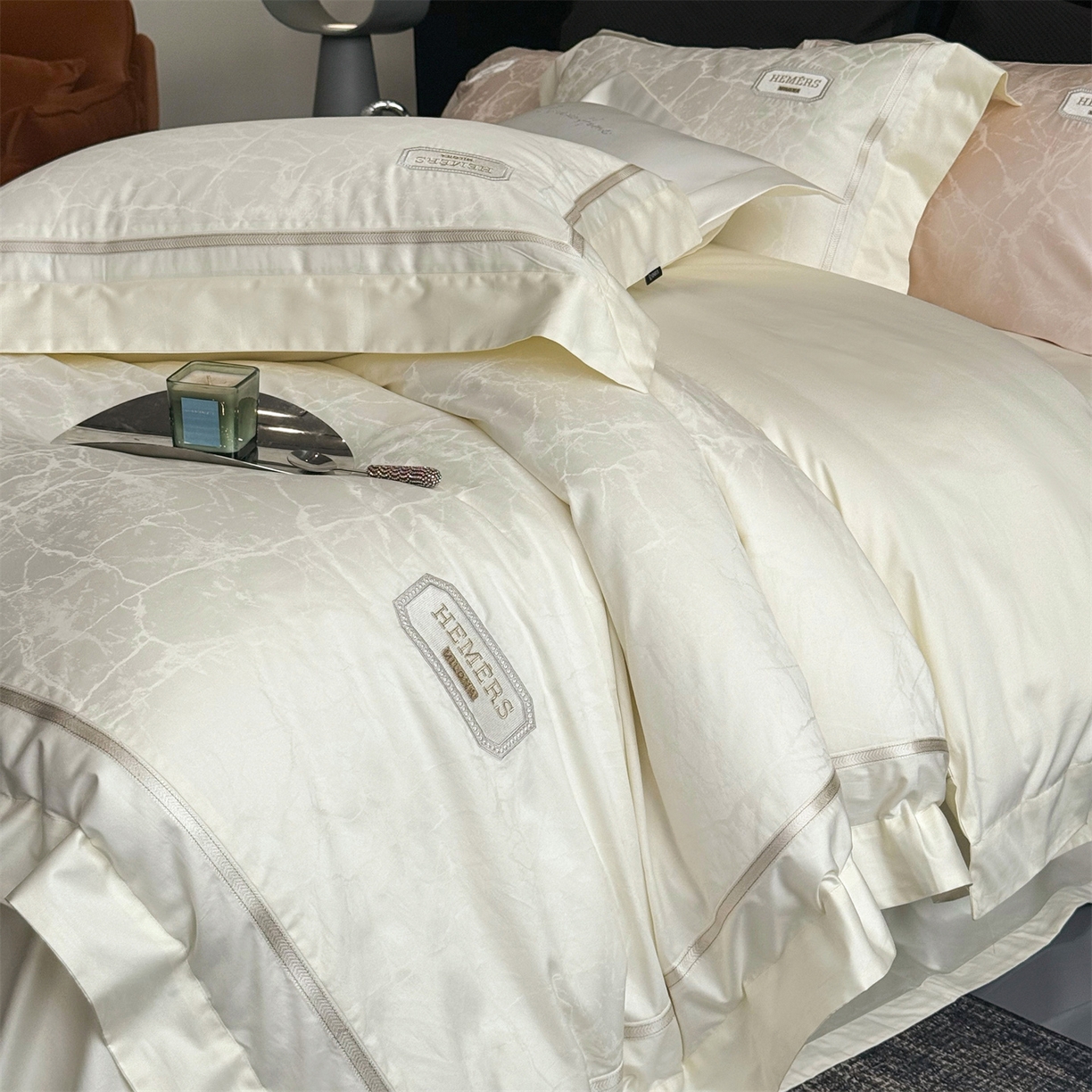 91家纺网 家纺一手货源 找家纺 馨蕊家居 2026新款100s高定高精密刺绣全棉四件套-云瑾【淘宝 / 劵后控价：不低于 338/358】 云瑾-元气白桃