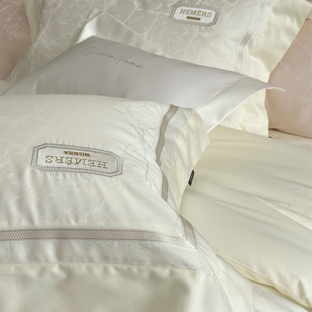 91家纺网 家纺一手货源 找家纺 馨蕊家居 2026新款100s高定高精密刺绣全棉四件套-云瑾【淘宝 / 劵后控价：不低于 338/358】 云瑾-元气白桃