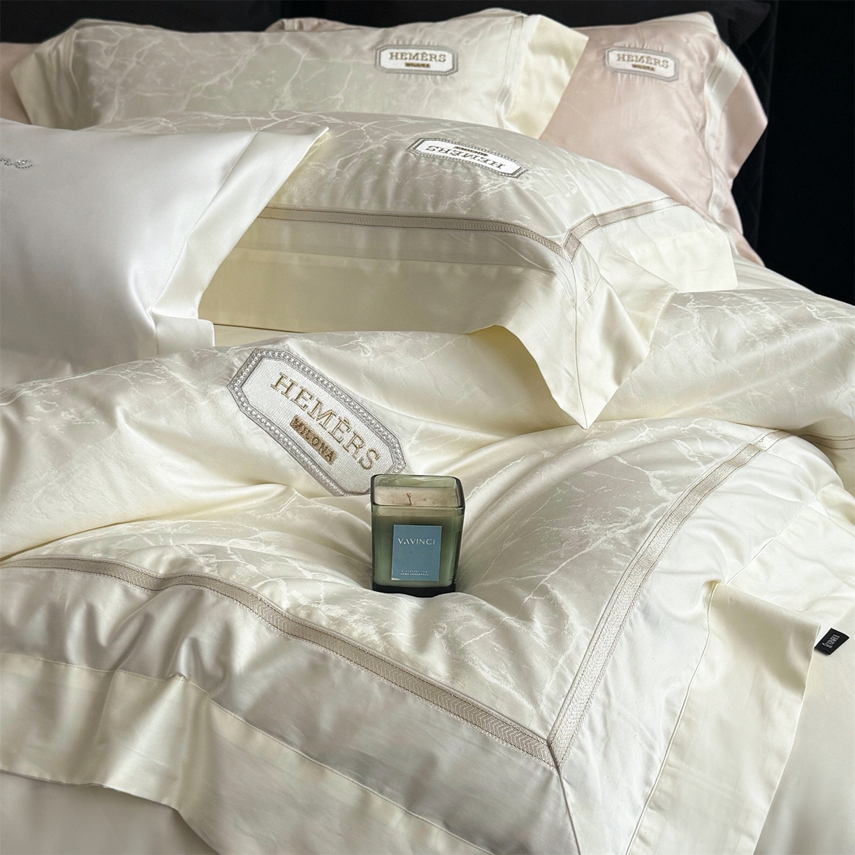 91家纺网 家纺一手货源 找家纺 馨蕊家居 2026新款100s高定高精密刺绣全棉四件套-云瑾【淘宝 / 劵后控价：不低于 338/358】 云瑾-元气白桃