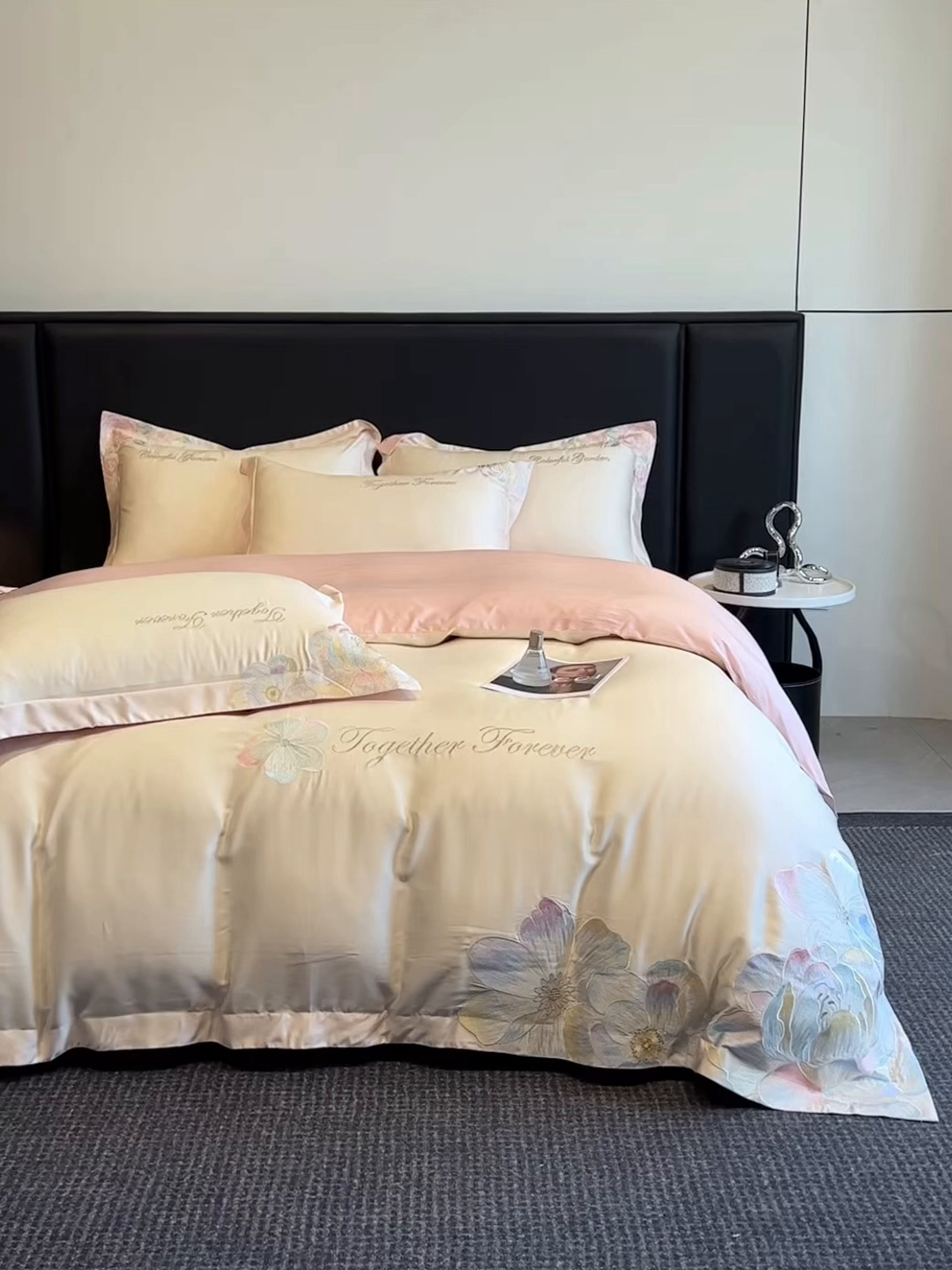 91家纺网 家纺一手货源 找家纺 润锦云 2026新款高支高密刺绣四件套-花溪系列 花溪-奶昔白＋粉