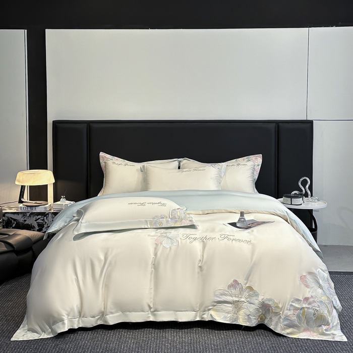 91家纺网 家纺一手货源 找家纺 润锦云 2026新款高支高密刺绣四件套-花溪系列 花溪-奶昔白＋蓝