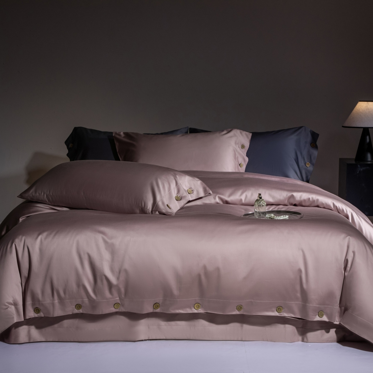 91家纺网 家纺一手货源 找家纺 （总）芯丝路家纺 2026新款100支进口天丝棉纯色纽扣款四件套-寐