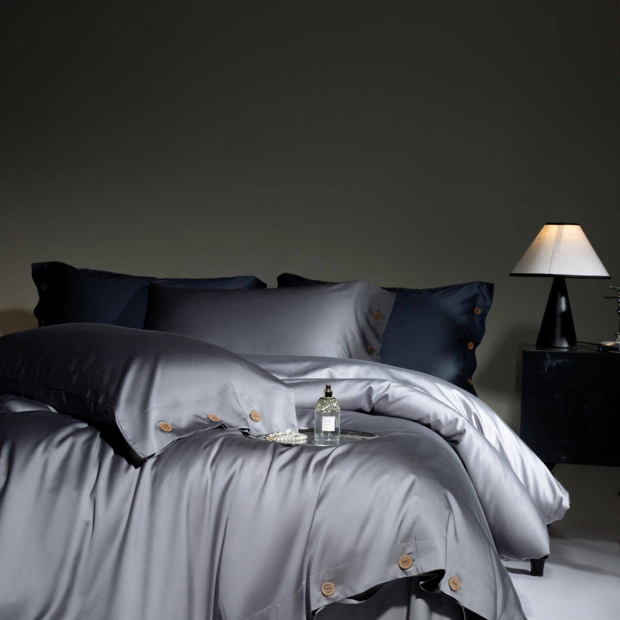 91家纺网 家纺一手货源 找家纺 （总）芯丝路家纺 2026新款100支进口天丝棉纯色纽扣款四件套-寐