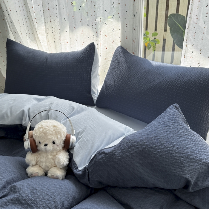 91家纺网 家纺一手货源 找家纺 雨帆家纺 2026新款时尚双拼泡芙纱四件套系列 泡芙纱深蓝+蓝