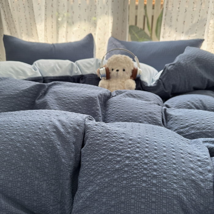 91家纺网 家纺一手货源 找家纺 雨帆家纺 2026新款时尚双拼泡芙纱四件套系列 泡芙纱深蓝+蓝