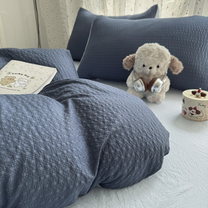 91家纺网 家纺一手货源 找家纺 雨帆家纺 2026新款时尚双拼泡芙纱四件套系列 泡芙纱深蓝+蓝