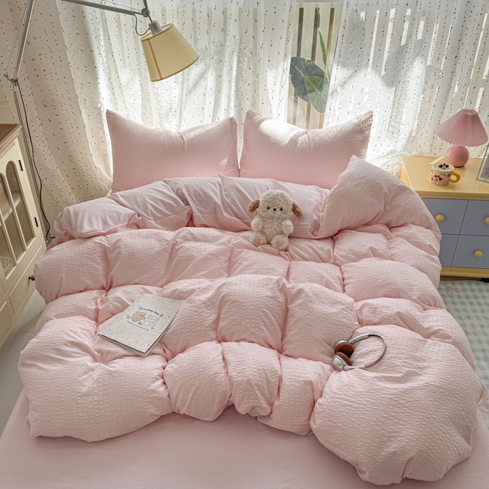 91家纺网 家纺一手货源 找家纺 雨帆家纺 2026新款时尚双拼泡芙纱四件套系列 泡芙纱粉+粉