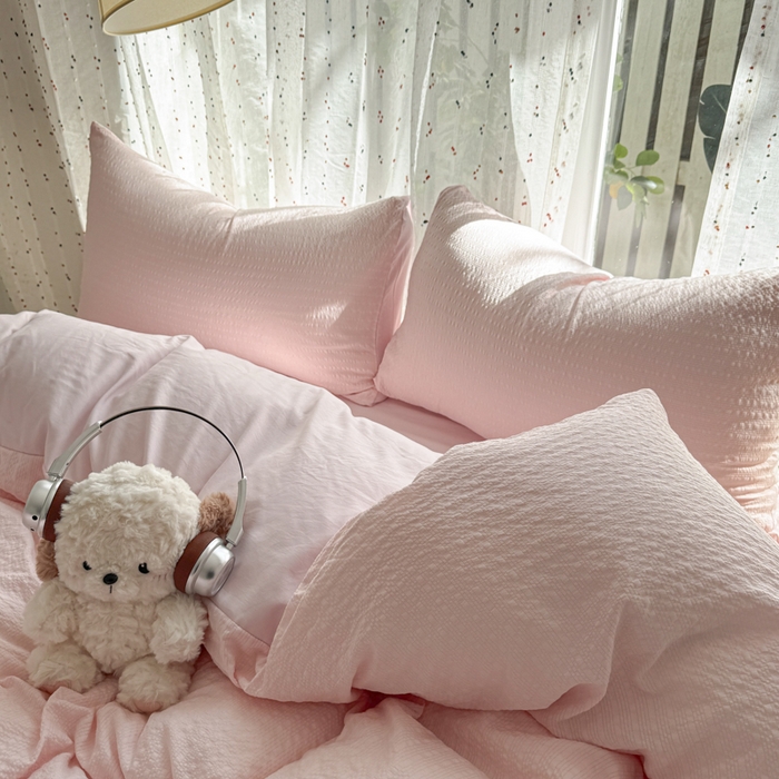 91家纺网 家纺一手货源 找家纺 雨帆家纺 2026新款时尚双拼泡芙纱四件套系列 泡芙纱粉+粉