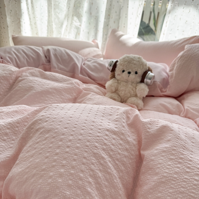 91家纺网 家纺一手货源 找家纺 雨帆家纺 2026新款时尚双拼泡芙纱四件套系列 泡芙纱粉+粉