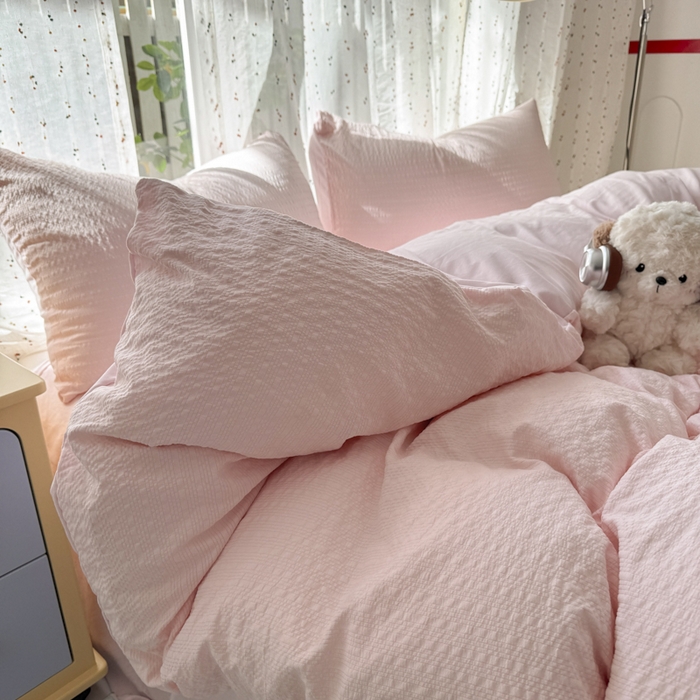 91家纺网 家纺一手货源 找家纺 雨帆家纺 2026新款时尚双拼泡芙纱四件套系列 泡芙纱粉+粉