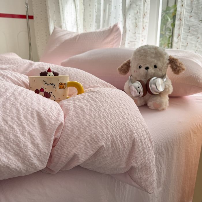 91家纺网 家纺一手货源 找家纺 雨帆家纺 2026新款时尚双拼泡芙纱四件套系列 泡芙纱粉+粉