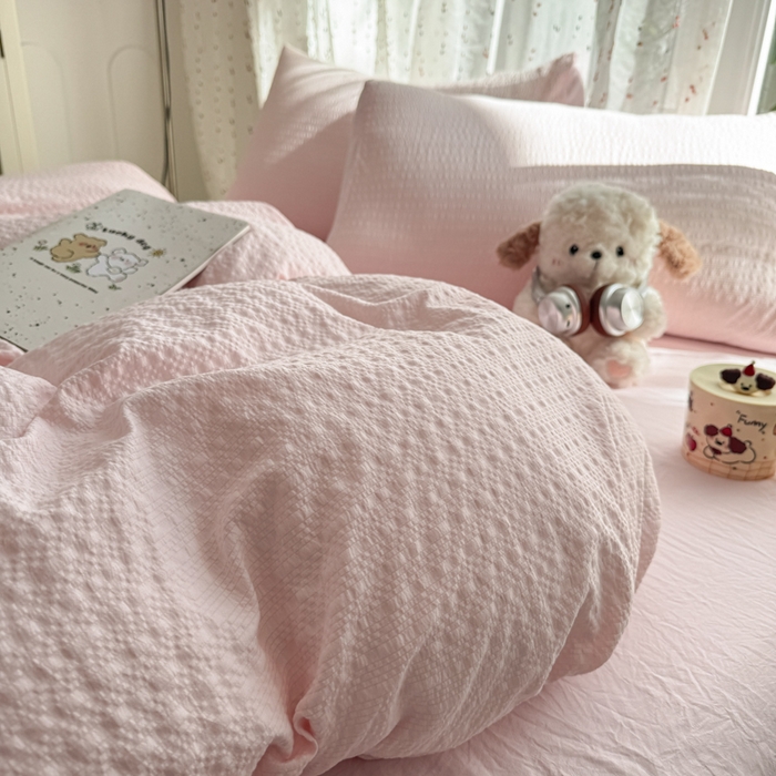 91家纺网 家纺一手货源 找家纺 雨帆家纺 2026新款时尚双拼泡芙纱四件套系列 泡芙纱粉+粉