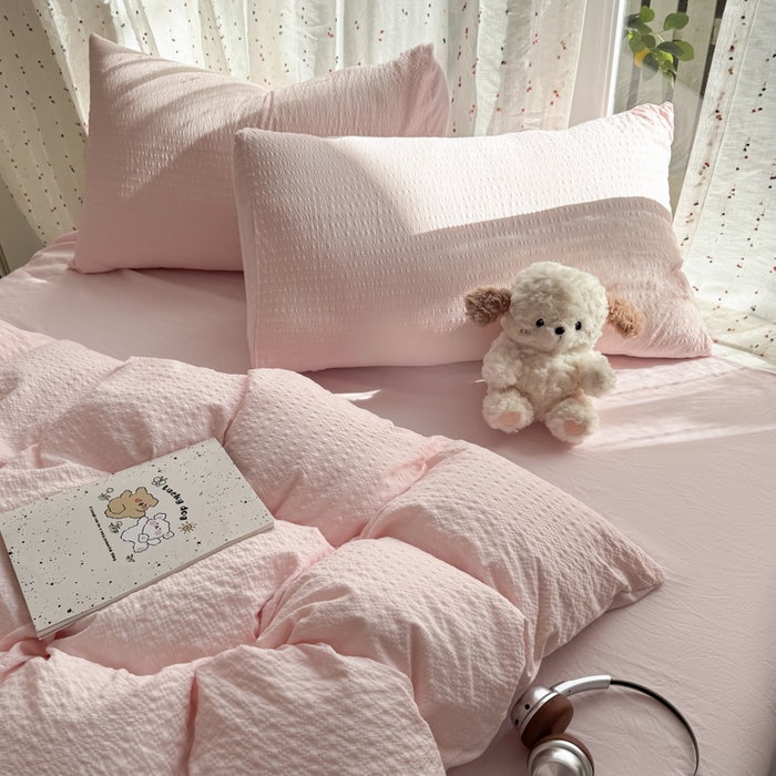 91家纺网 家纺一手货源 找家纺 雨帆家纺 2026新款时尚双拼泡芙纱四件套系列 泡芙纱粉+粉