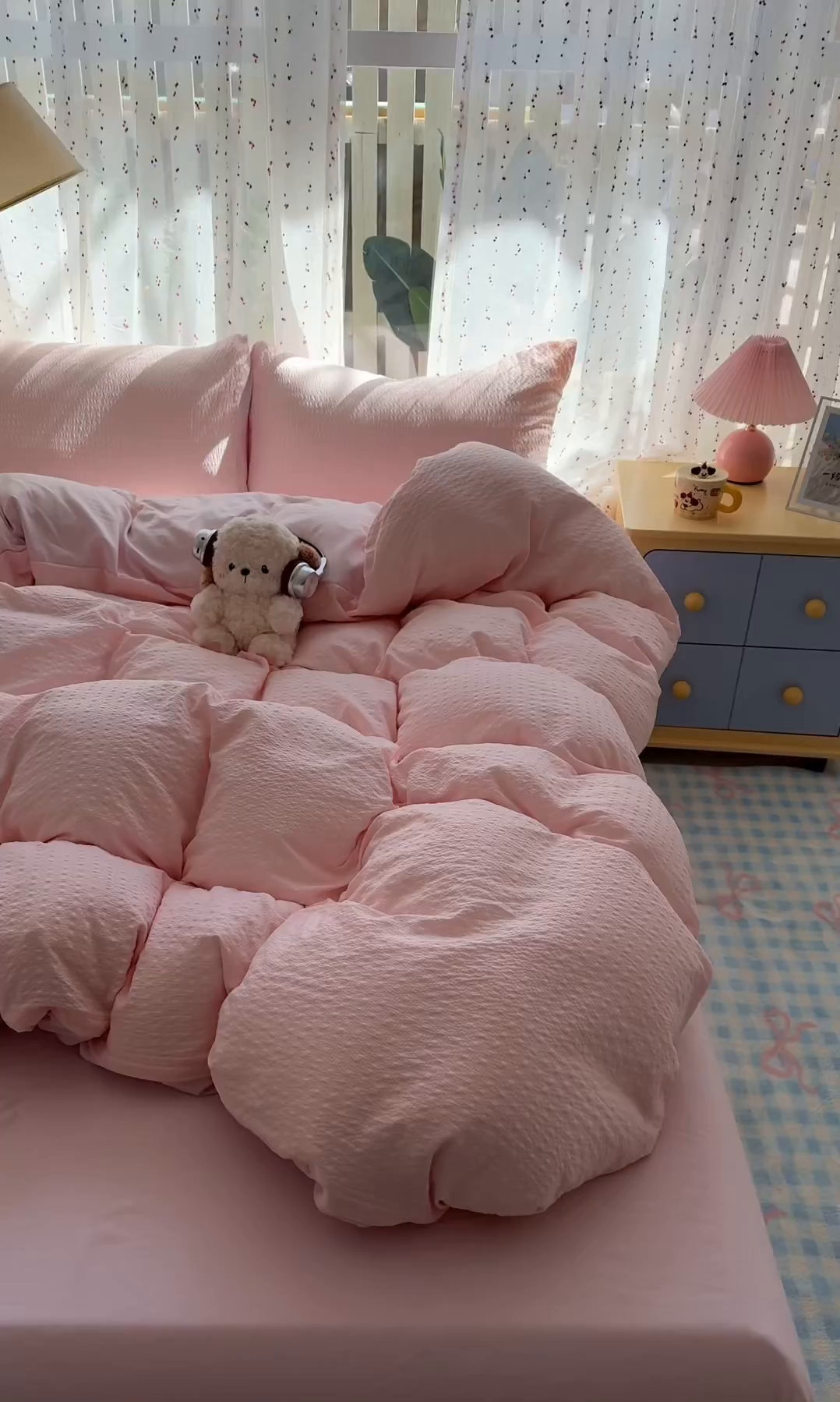 91家纺网 家纺一手货源 找家纺 雨帆家纺 2026新款时尚双拼泡芙纱四件套系列 泡芙纱粉+粉