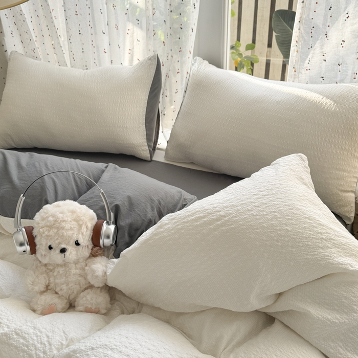 91家纺网 家纺一手货源 找家纺 雨帆家纺 2026新款时尚双拼泡芙纱四件套系列 泡芙纱米白+灰