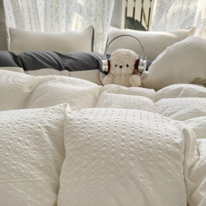 91家纺网 家纺一手货源 找家纺 雨帆家纺 2026新款时尚双拼泡芙纱四件套系列 泡芙纱米白+灰