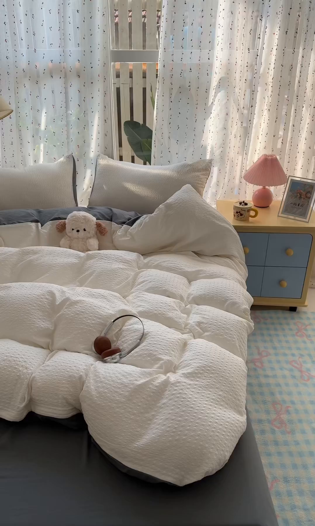 91家纺网 家纺一手货源 找家纺 雨帆家纺 2026新款时尚双拼泡芙纱四件套系列 泡芙纱米白+灰