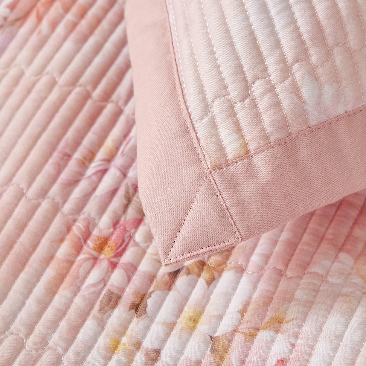 91家纺网 家纺一手货源 找家纺 元元家居（元元被业） 2026新款全棉纯棉13372系列床盖单件床盖单品单床盖-印花款 芳菲