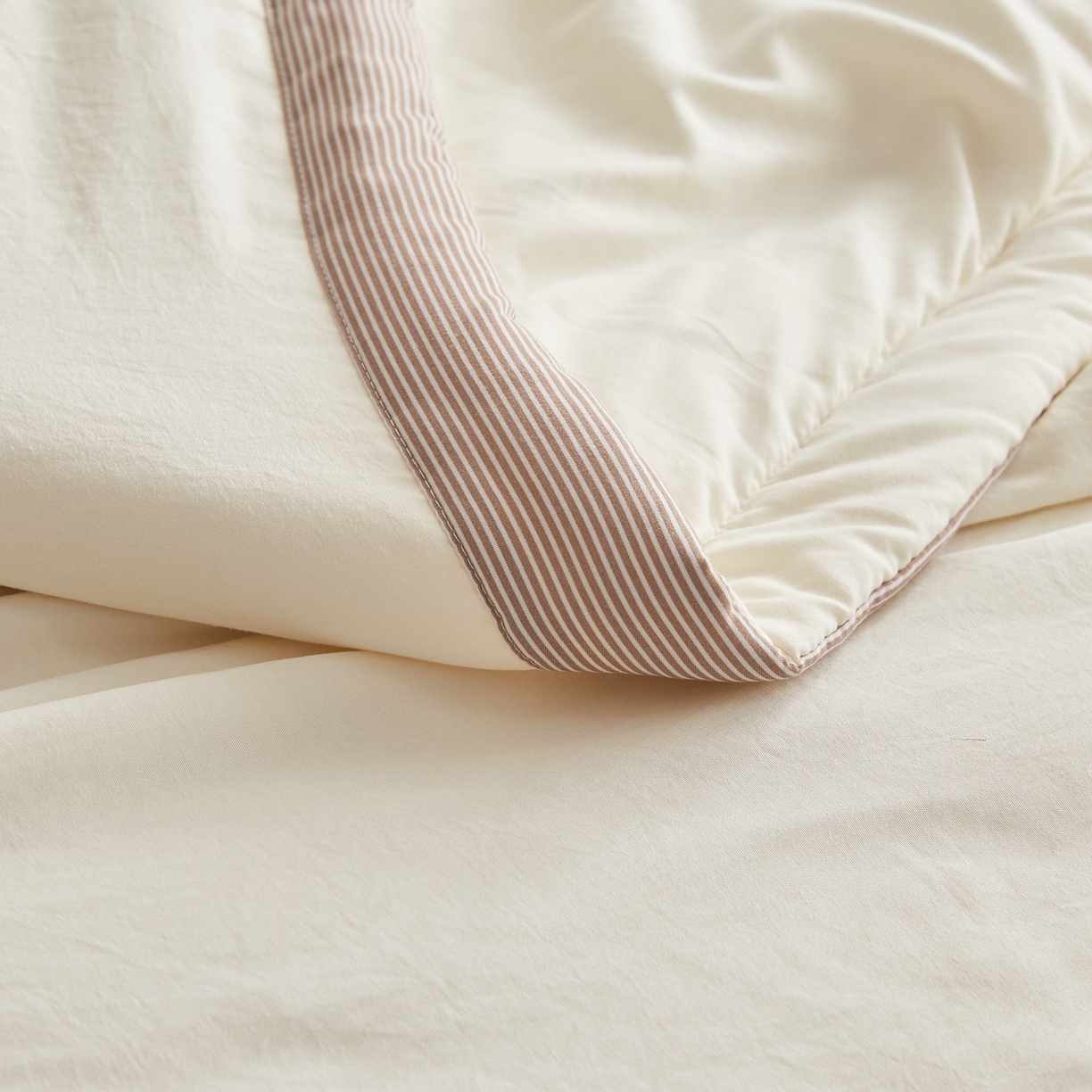 91家纺网 家纺一手货源 找家纺 帕芬鸟家纺 2026新款100%棉花夏被纯色系列 白咖条