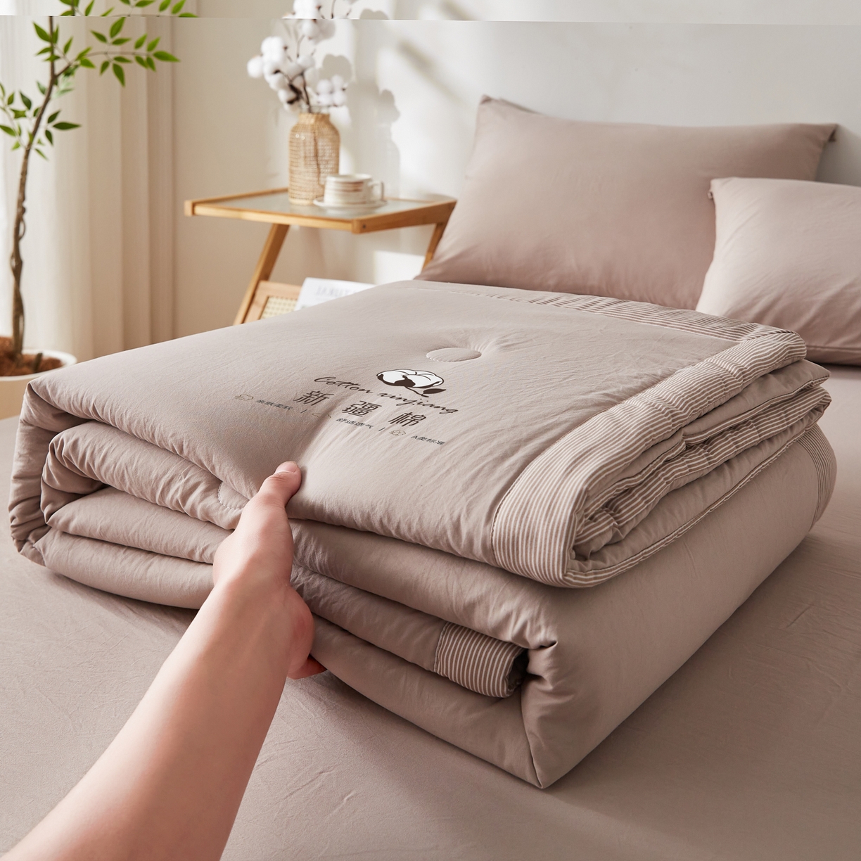 91家纺网 家纺一手货源 找家纺 帕芬鸟家纺 2026新款100%棉花夏被纯色系列 奶油咖